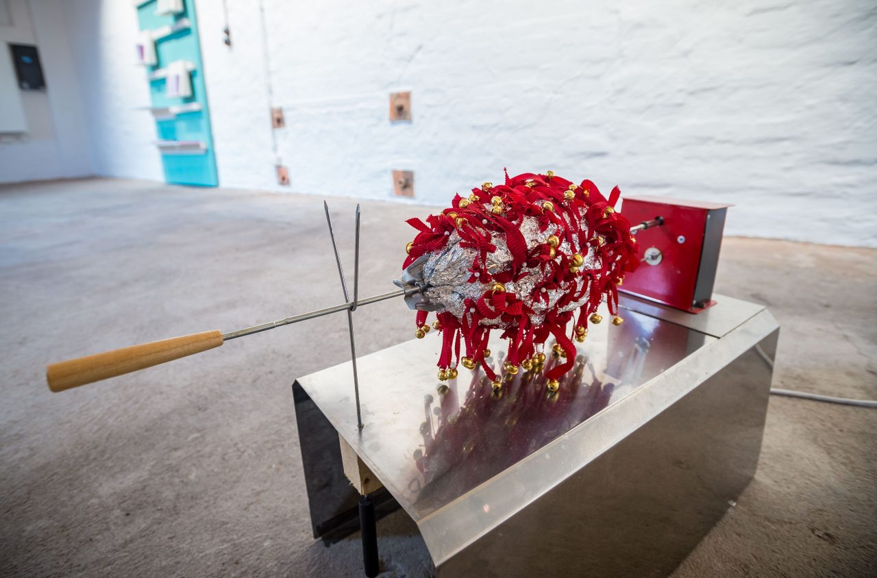 Kustobjekte hängen am 31.08.2018 in einer Kunstausstellung in der Kultrurwerft Gollan in Lübeck.
Foto: Olaf Malzahn

Verwendung: Ausschliesslich durch die Lübecker Nachrichten !