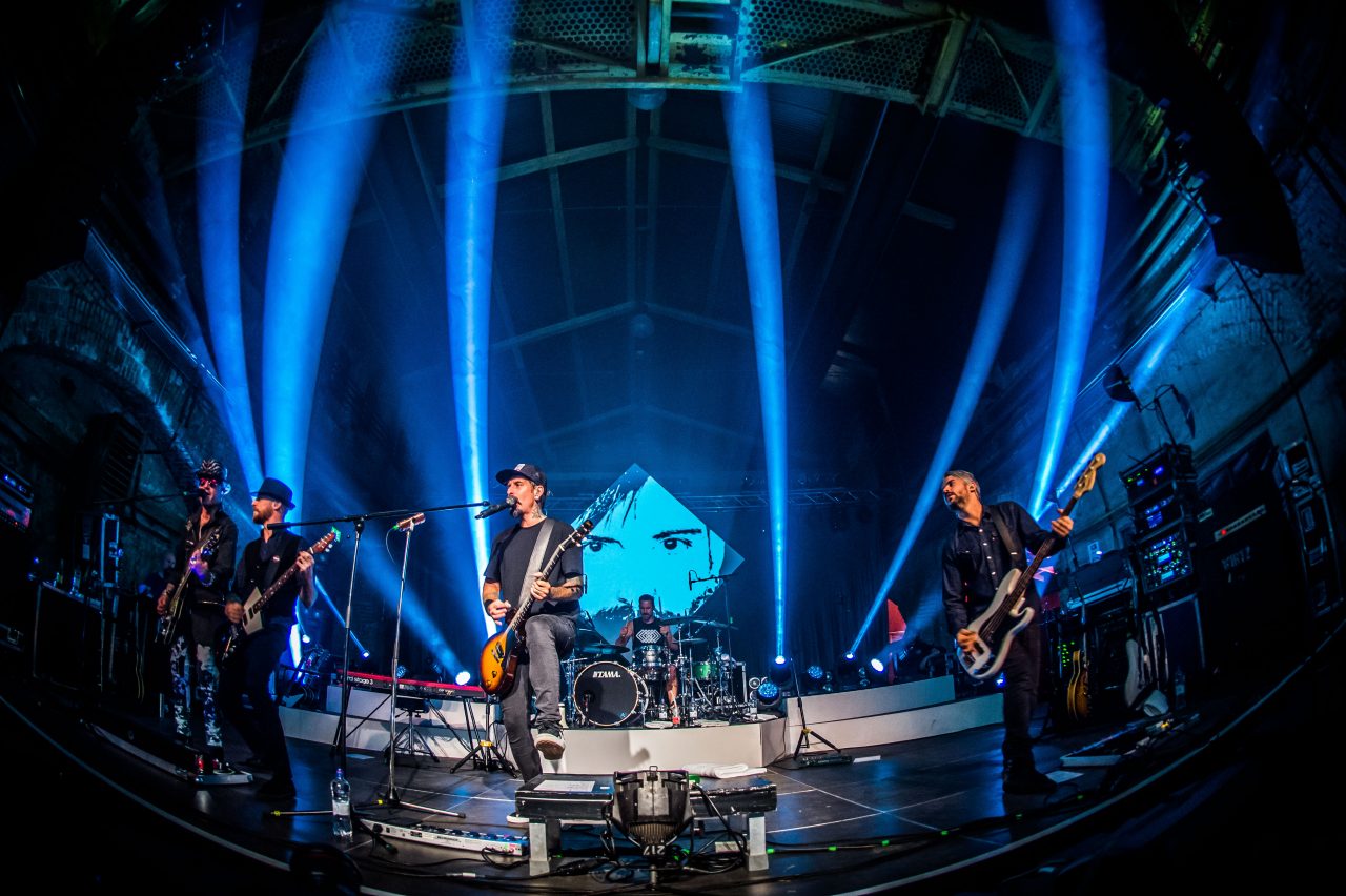Der deutsche Sänger und Songwriter Daniel Wirtz gibt mit seiner Band ein Konzert in der Kulturwert Gollan in Lübeck.Foto: Olaf Malzahn