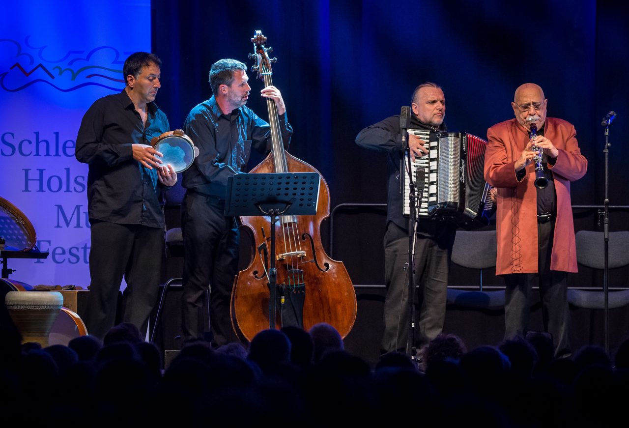 Giora Feidman und Band spielt am 17.07.2018 Konzert (K 54) des Schleswig-Holstein Musik Festivals (SHMF) in der Kulturwerft Gollan in Lübeck. Das Schleswig-Holstein Musik Festival gilt als größtes Klassik Musikfestival der Welt und endet am 26.08.2017. Foto: Olaf Malzahn